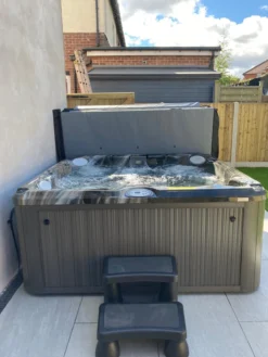 Jacuzzi® J235™ / J235IP™ - 6 Person Hot Tub With 1 Lounger -Blue Wave Supplies J235IP2