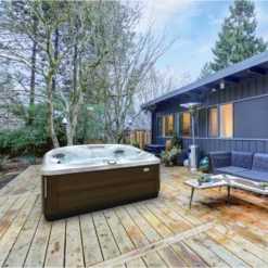 Jacuzzi® J475IP™ - 6 Person Hot Tub With 1 Lounger -Blue Wave Supplies J475 2020 lifestyle image in garden
